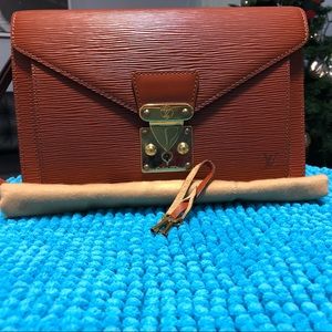 LV sellier dragonne in kenyan fawn epi leather.